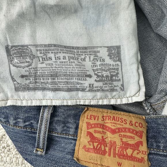 Men's Levi's 501 Light Wash Button Fly Straight Fit Jeans •W46 L30" *EUC - Picture 3 of 4